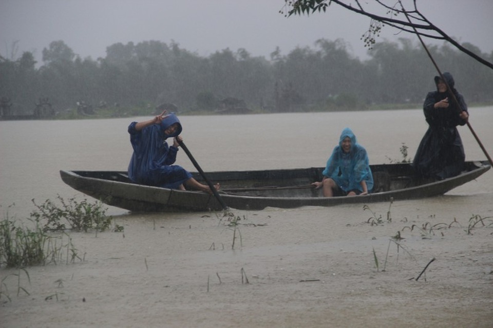 Các thanh niên ở xã Hải Hòa, huyện Hải Lăng, tỉnh Quảng Trị dù chèo thuyền giữa mưa vẫn cười vui