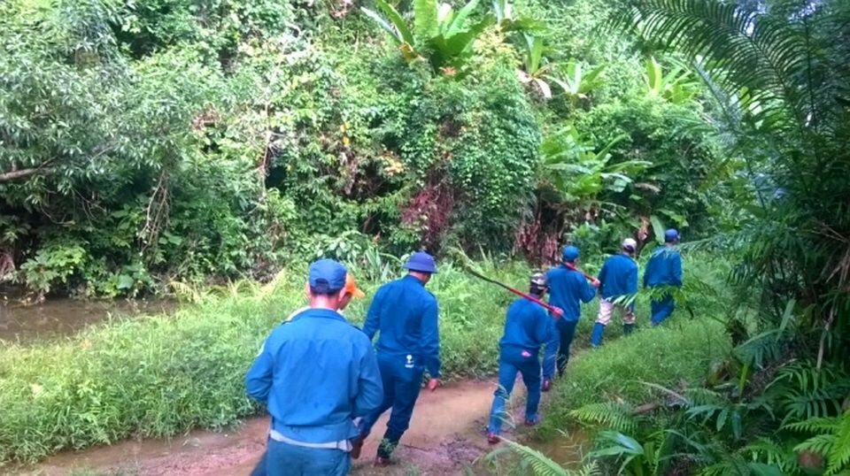 Người đàn ông mất tích bí ẩn trong rừng suốt 17 ngày qua - 1 Các lực lượng của xã Bình Điền vào rừng tìm kiếm ông Nguyễn Đinh Thọ (ảnh: CTV)