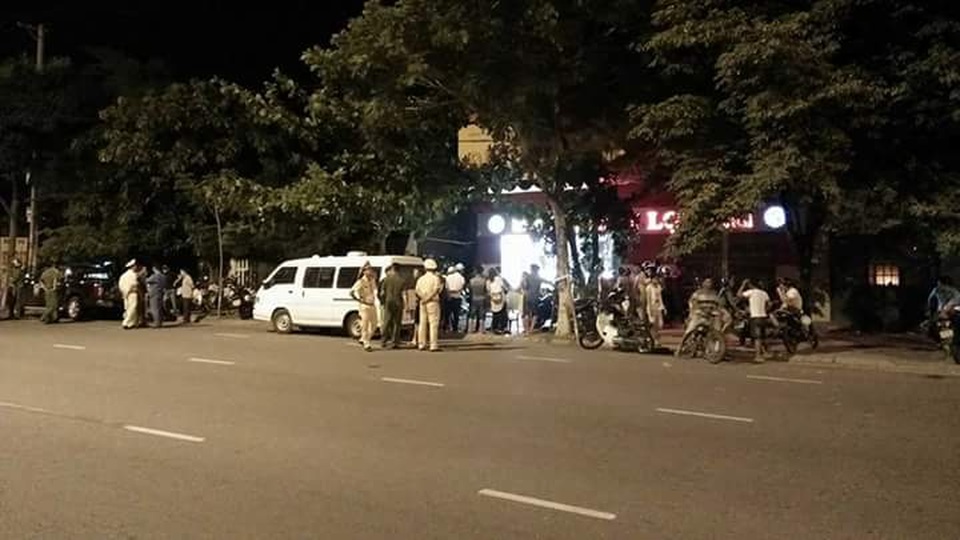 Nhóm thanh niên xông vào tiệm vàng, đập bể kính lấy vàng bỏ chạy - 3 Nhiều người theo dõi vụ việc suốt đêm