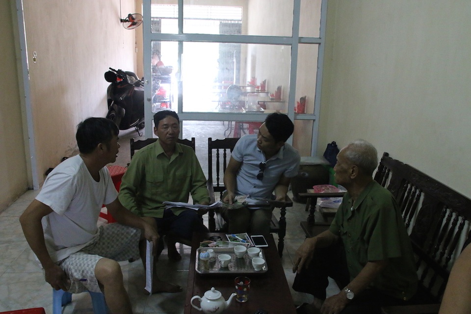 Dân “tố” móng cột điện không an toàn, đơn vị thi công phải làm lại - 1 Người dân xóm 2 và xóm 5 xã Liêm Chung, thành phố Phủ Lý trao đổi với PV Dân trí