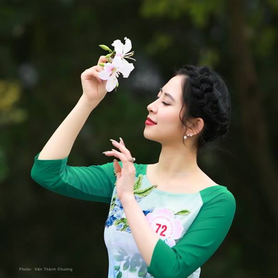 Tân Người đẹp Hoa Ban khoe sắc giữa rợp trời ban Tây Bắc - 8 Phương Anh tạo dáng cùng hoa ban - loài hoa cô yêu từ thuở tấm bé.