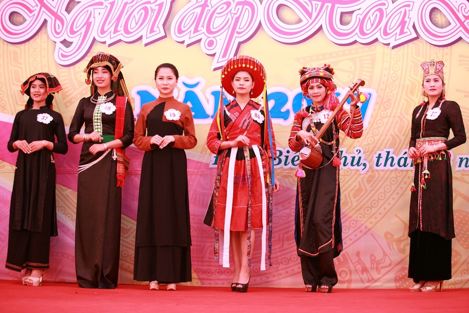 Ngắm những nhan sắc núi rừng lần đầu tranh tài “Người đẹp Hoa Ban” - 1 Dàn thí sinh Người đẹp Hoa Ban trải qua phần thi trang phục truyền thống trong ngày 13/3.