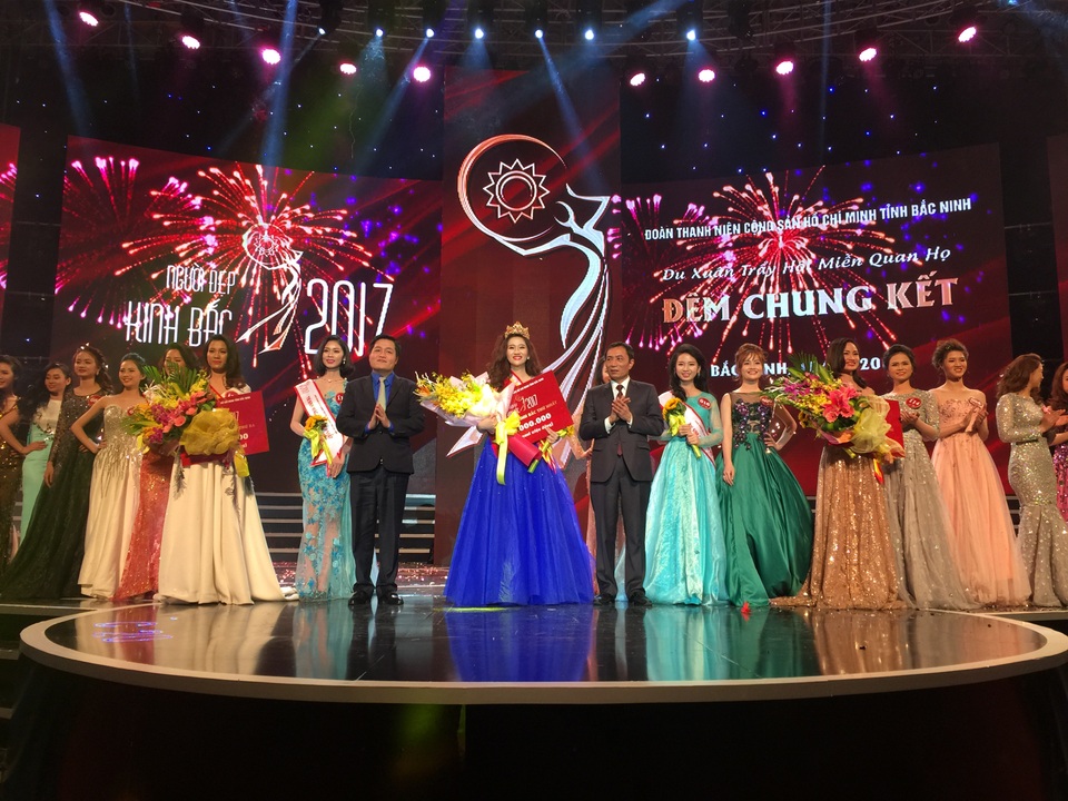 Nguyễn Thị Hồng Ngọc đăng quang Người đẹp Kinh Bắc 2017 - 2 Lãnh đạo tỉnh Bắc Ninh và BTC trao giải thưởng cho người đẹp đạt danh hiệu cao nhất.