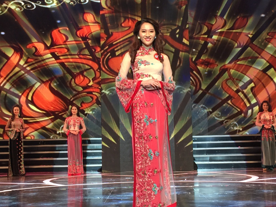 Nguyễn Thị Hồng Ngọc đăng quang Người đẹp Kinh Bắc 2017 - 6 Người đẹp thứ nhất trong trang phục áo dài.
