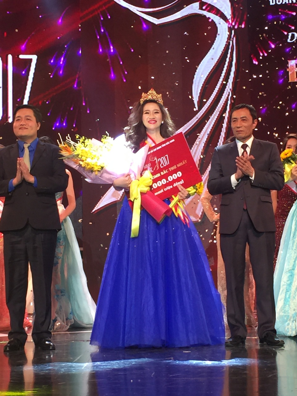 Nguyễn Thị Hồng Ngọc đăng quang Người đẹp Kinh Bắc 2017 - 1 Thí sinh Nguyễn Thị Hồng Ngọc giành danh hiệu Người đẹp Kinh Bắc thứ nhất.