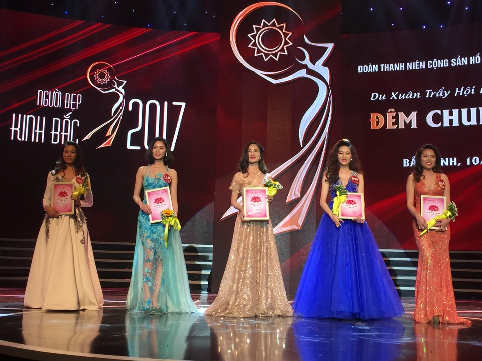 Nguyễn Thị Hồng Ngọc đăng quang Người đẹp Kinh Bắc 2017 - 4 Top 5 thí sinh.