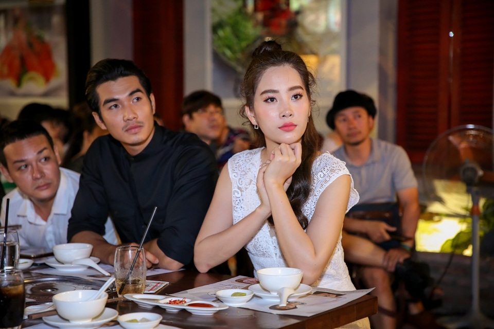 Người mẫu Trịnh Xuân Nhãn và Nam Em chăm chú theo dõi lại ca khúc nhạc phim được cô Chanh thể hiện.