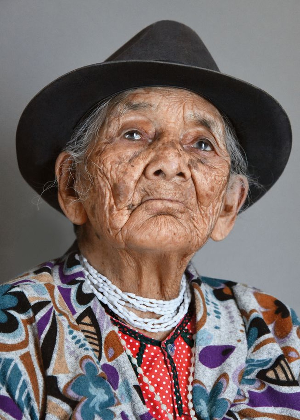 Bộ ảnh ghi lại vẻ đẹp của những cụ già sống hơn trăm tuổi - 5 Cụ Maria Luisa Medina đến từ Ecuador.