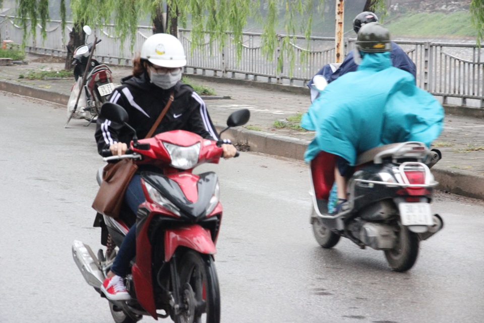 Người Hà Nội mặc áo ấm đi làm giữa tháng 5 - 8