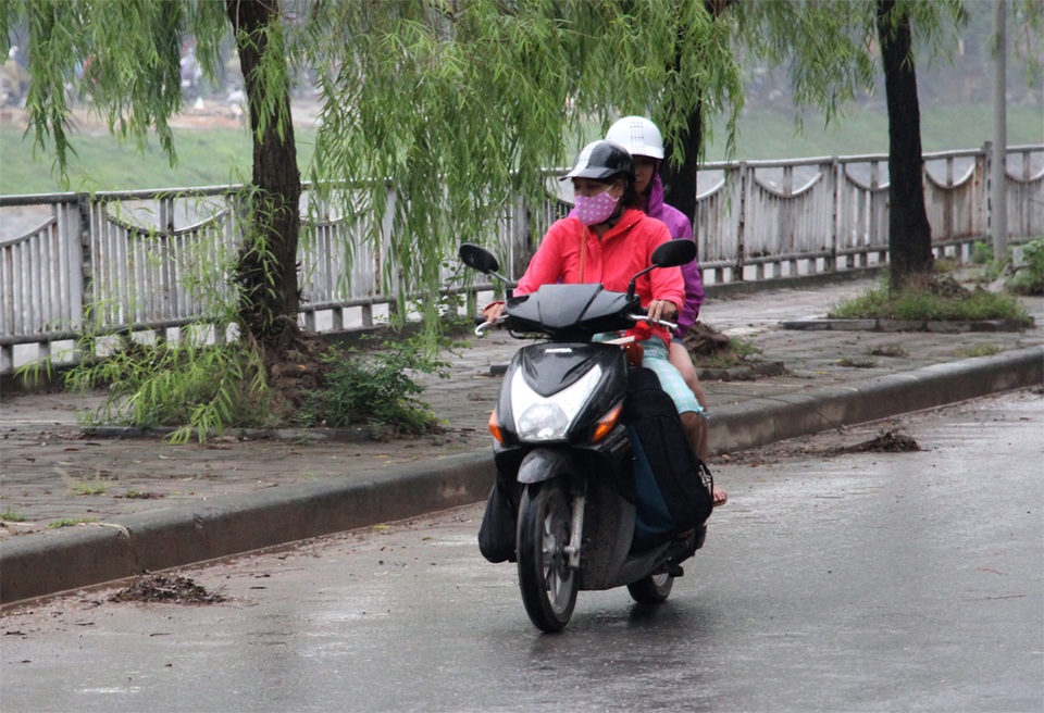 Người Hà Nội mặc áo ấm đi làm giữa tháng 5 - 7