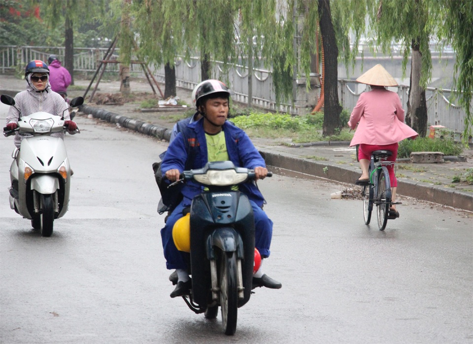 Người Hà Nội mặc áo ấm đi làm giữa tháng 5 - 5