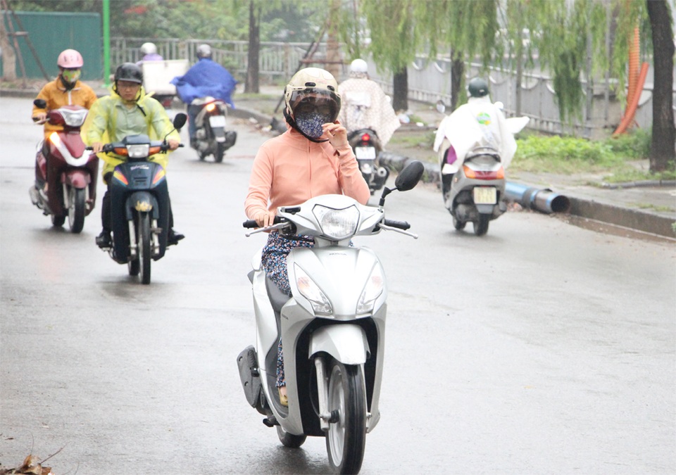 Người Hà Nội mặc áo ấm đi làm giữa tháng 5 - 4