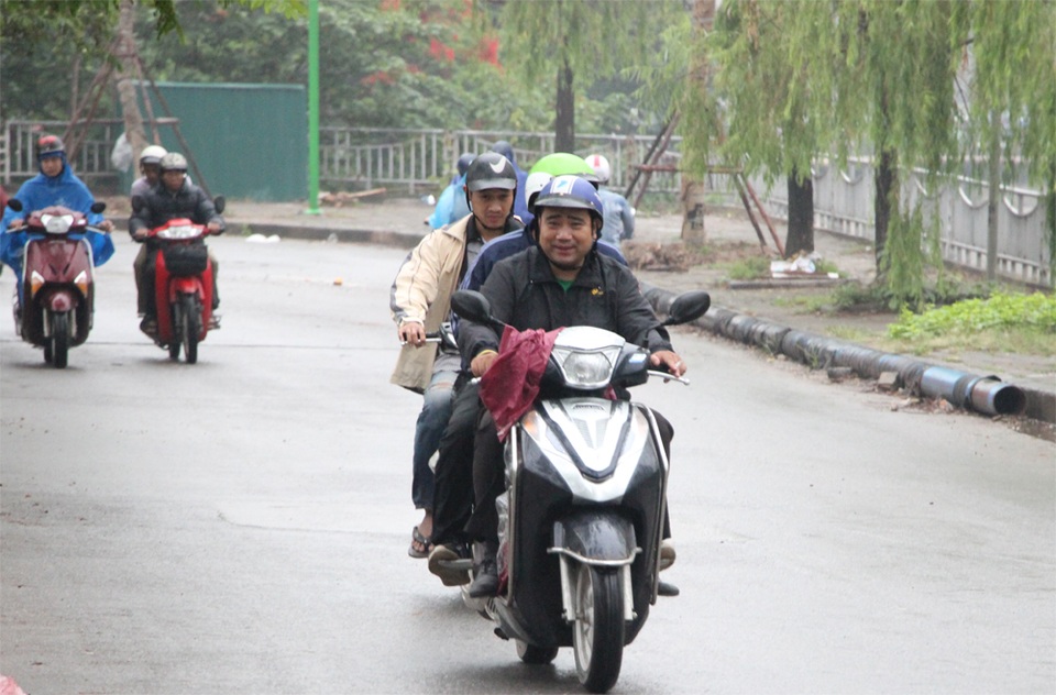 Người Hà Nội mặc áo ấm đi làm giữa tháng 5 - 1