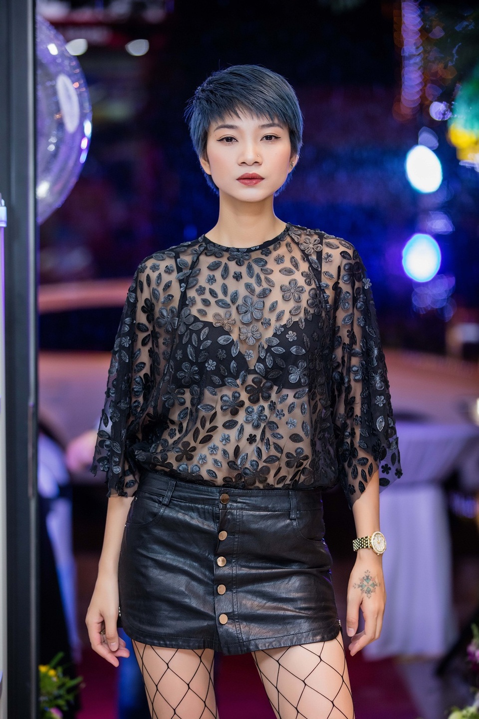 Người mẫu Hạ Vy có mặt từ rất sớm, cô diện trang phục xuyên thấu gợi cảm. “Bà trùm chân dài” trẻ trung, cá tính với mái tóc ngắn.