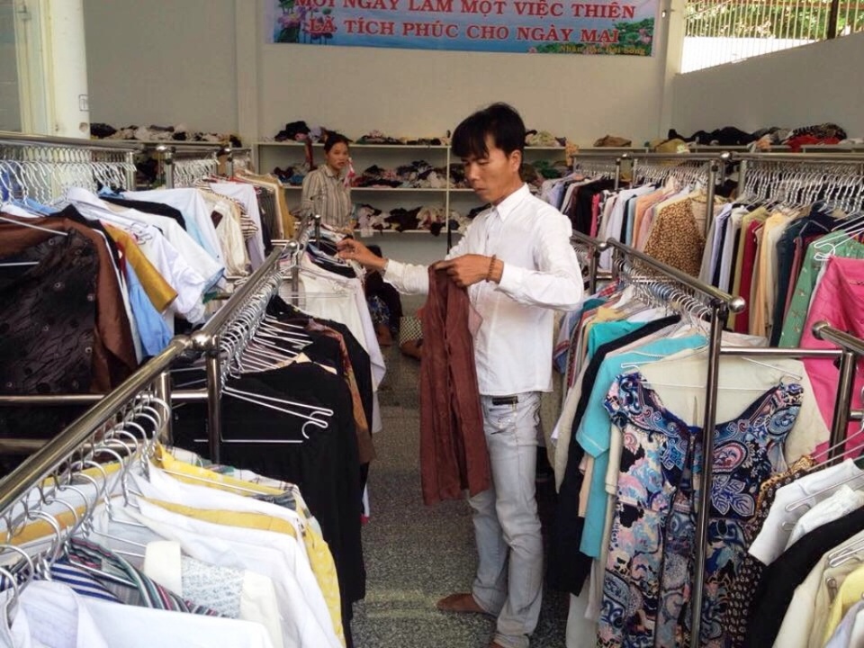 Cửa hàng "0 đồng" ấm lòng bà con nghèo vùng quê - 2 Các món đồ tại cửa hàng đều có giá 0 đồng, thà hồ cho bà con nghèo, khó khăn đến chọn lựa