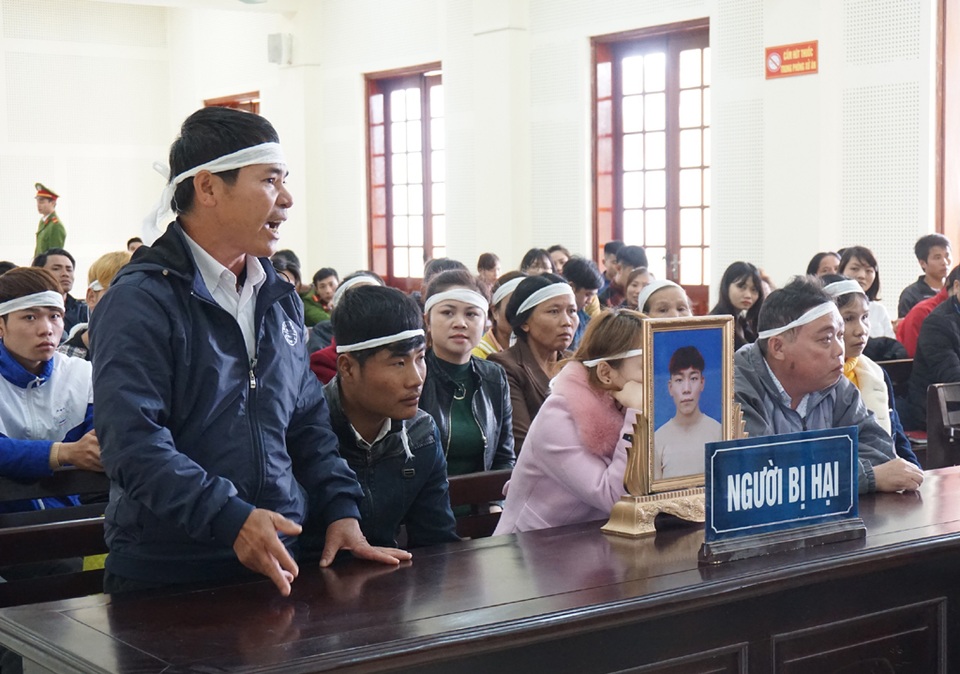 Giết người vì tội “không biết tao là ai?” - 2 Người nhà bị hại mang theo di ảnh tới tham dự phiên tòa.