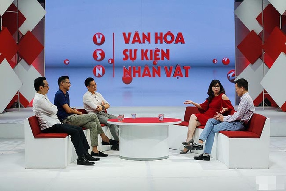 Vì sao NSND Hoàng Dũng được mời đóng vai “ông trùm” phim Người phán xử - 1 Các đạo diễn và diễn viên tham gia phim Người phán xử trò chuyện trong chương trình Văn hoá, sự kiện, nhân vật của VTV. Ảnh: VTV.