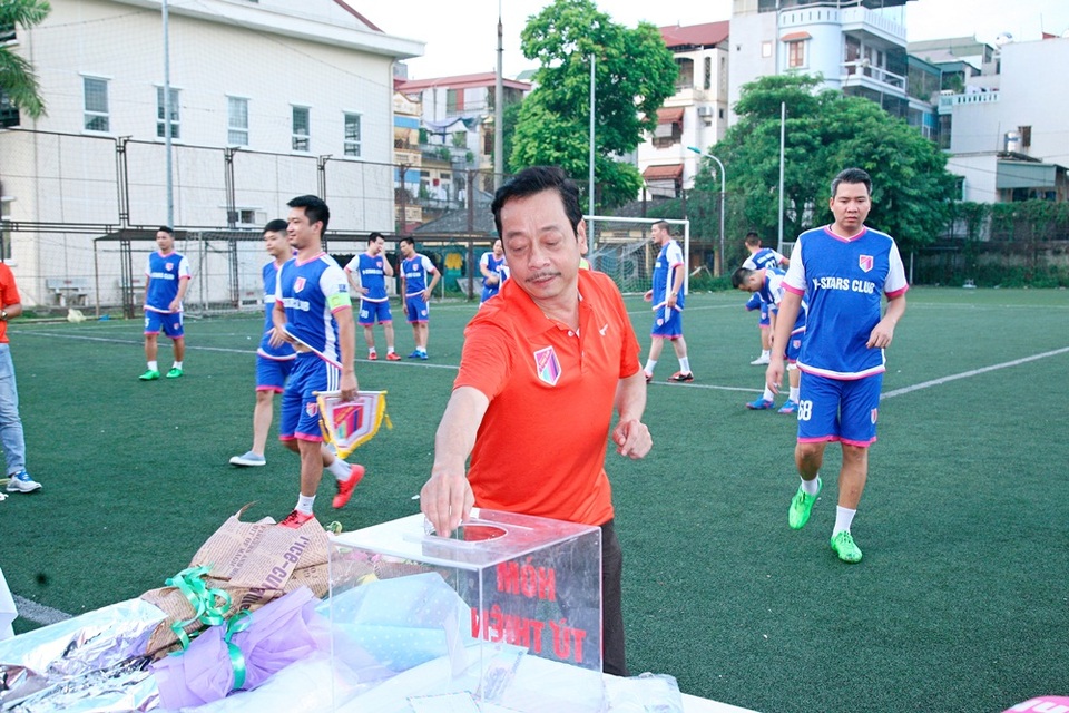 Dàn sao “Người phán xử” ra sân chung tay ủng hộ đồng bào lũ lụt - 2 NSND Hoàng Dũng quyên góp ủng hộ đồng bào vũng lũ.