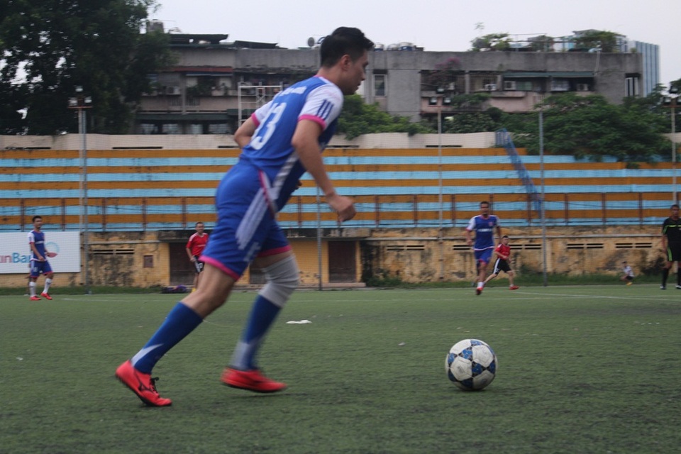 Cũng giữ một vị trí quan trọng không kém gì “bố Phan Quân” - “Phan Hải” con trai “ông trùm” là Giám đốc điều hành của CLB V-Stars, đồng thời cũng là cầu thủ trực tiếp ra sân. Đá ở vị trí hậu vệ cánh phải nhưng sở trường lại là ở vị trí trung vệ, diễn viên Việt Anh vẫn hăng hái và có những đường chuyền bóng rất dài.