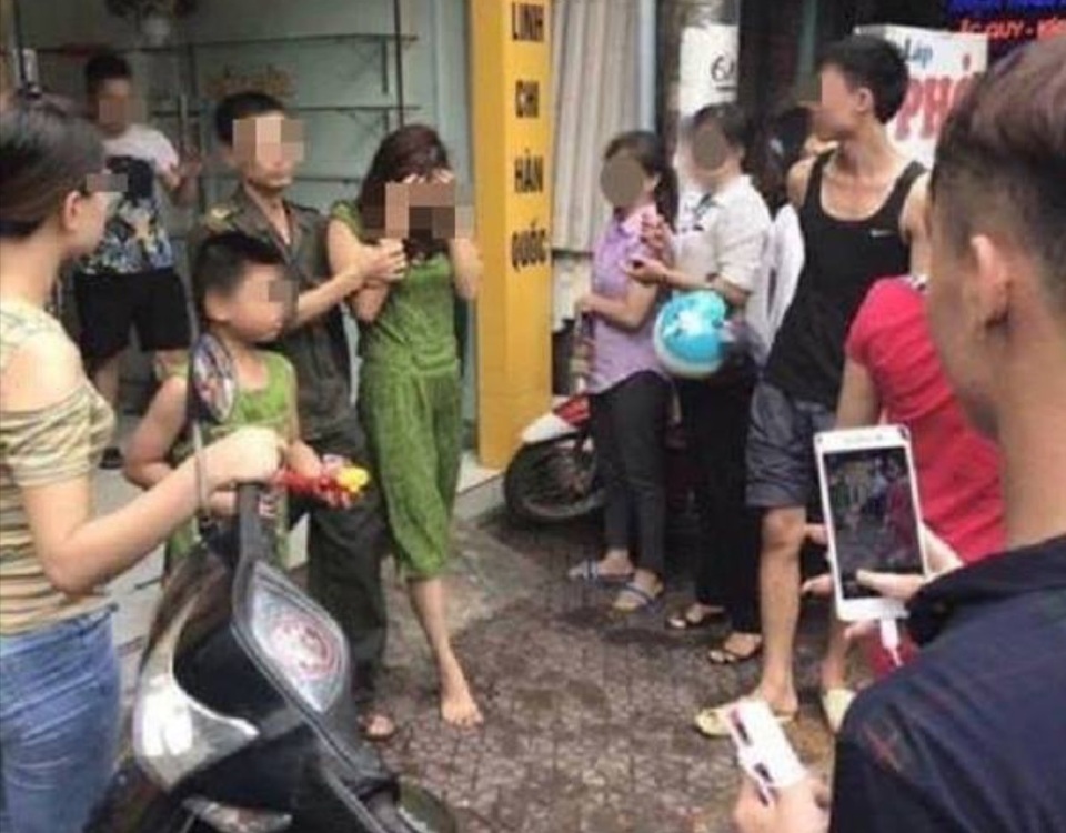 Người đàn ông 60 tuổi đột tử khi quan hệ với nữ nhân viên bán bảo hiểm - 1 Người phụ nữ liên quan đến cái chết của ông Th được đưa về trụ sở công anđể làm rõ vụ việc (ảnh internet)
