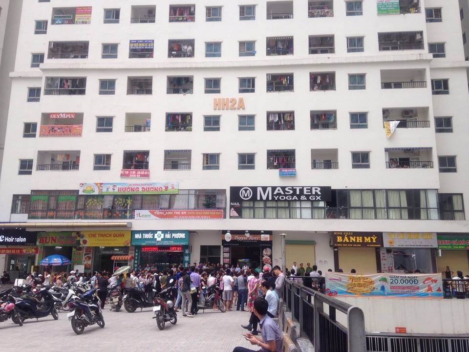 Một phụ nữ rơi từ chung cư ở Linh Đàm xuống đất tử vong - 4
Rất đông người dân tập trung tại hiện trường.