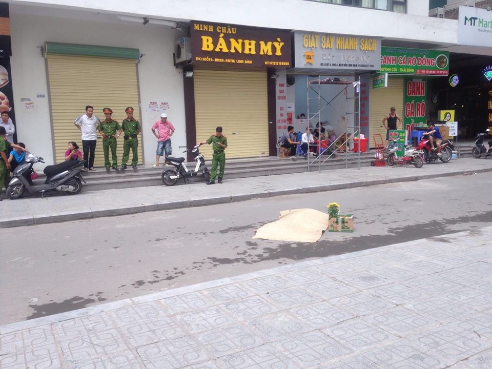 Một phụ nữ rơi từ chung cư ở Linh Đàm xuống đất tử vong - 1 Hiện trường vụ việc.