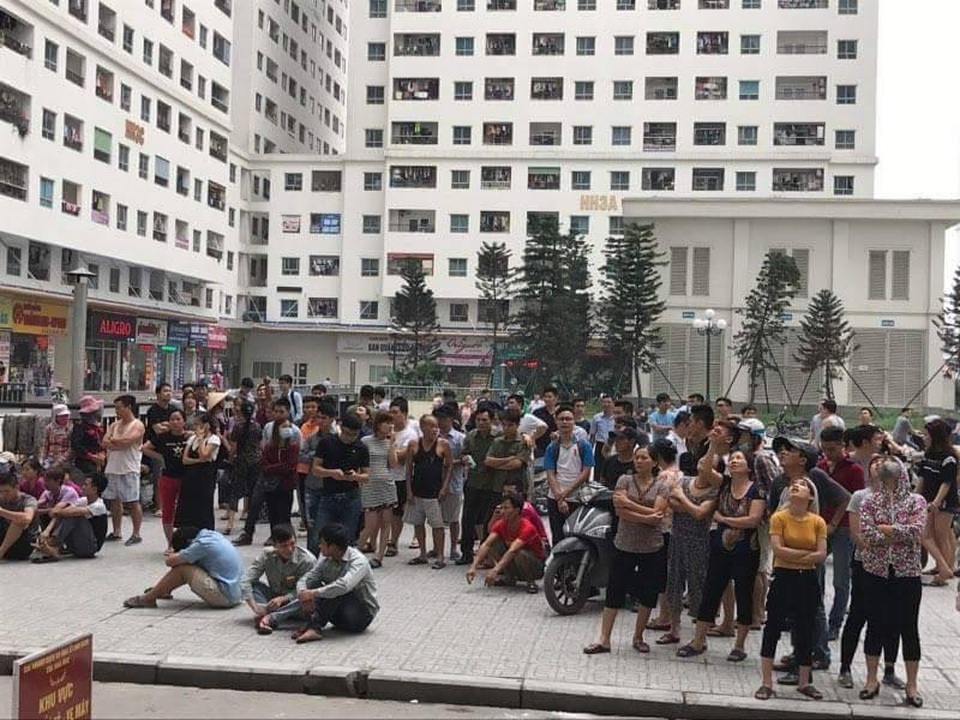 Một phụ nữ rơi từ chung cư ở Linh Đàm xuống đất tử vong - 2
Sự việc khiến người dân chung cư bàng hoàng.