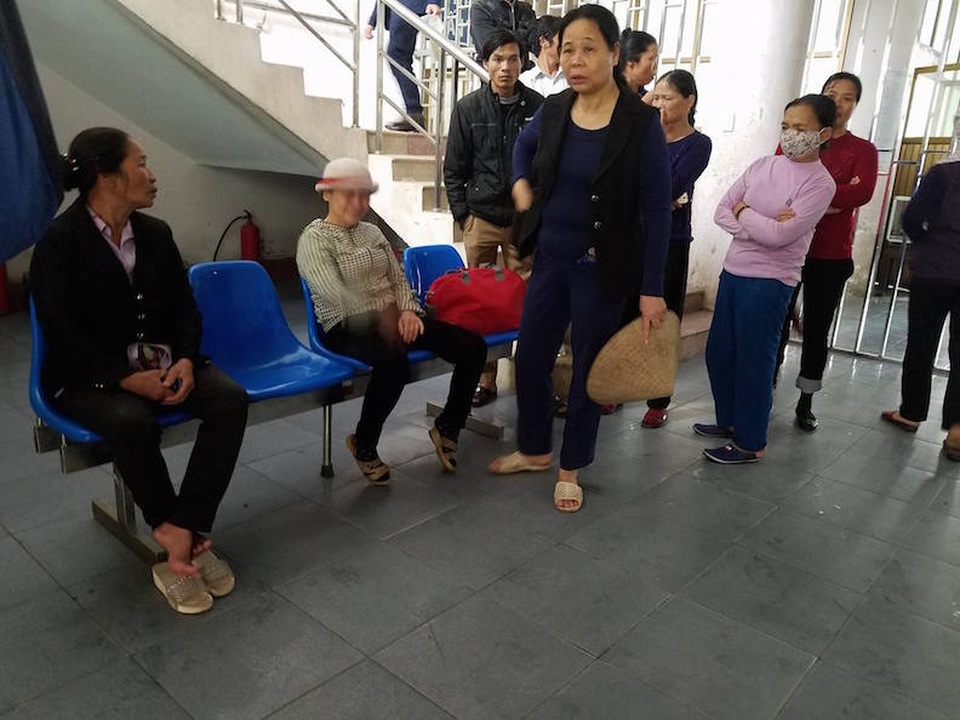 “Tôi bị hất lên nóc xe, những người khác nằm la liệt trên đường” - 4
Ngày vui thoắt biến thành ngày đau buồn; người thân vô cùng lo lắng cho tình hình sức khỏe của các nạn nhân.