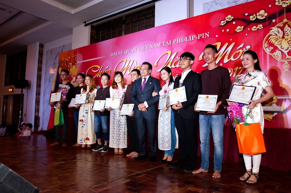 Cộng đồng người Việt tại Philippines hân hoan mừng xuân mới - 2 Đại sứ trao giấy khen của Đại sứ quán Việt Nam cho các du học sinh và cá nhân có những đóng góp cho các hoạt động cộng đồng của người Việt Nam tại Philippines (Ảnh: Hữu Quan)