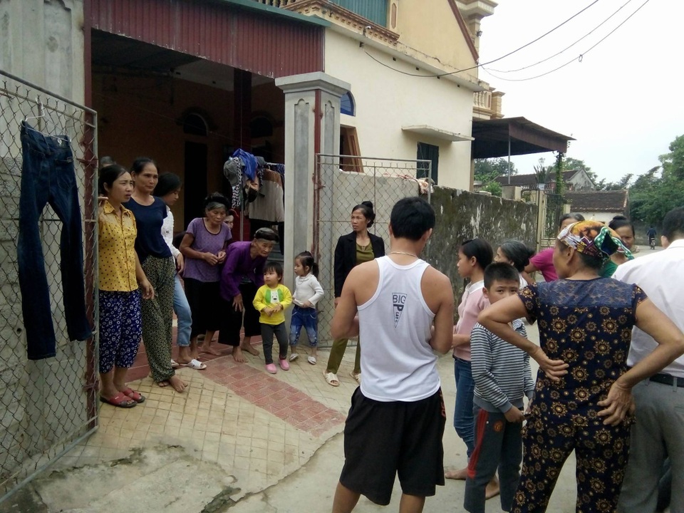 Dân bức xúc vì quà lũ lụt toàn vào nhà cán bộ - 3 Rất nhiều người dân bức xúc kéo ra thôn nêu ý kiến