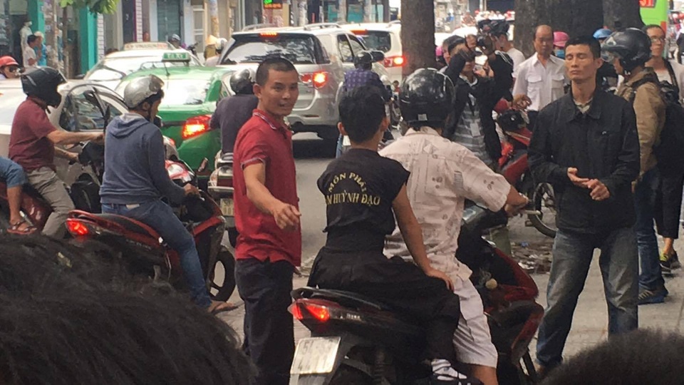 Võ sư Flores không xuất hiện, người hiếu kỳ vẫn tập trung khá đông tại Nam Huỳnh Đạo - 2 Võ sư Flores không xuất hiện, người hiếu kỳ vẫn tập trung khá đông tại Nam Huỳnh Đạo - 2