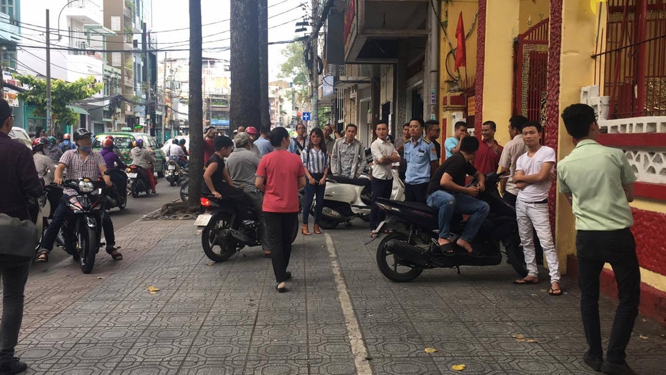 Võ sư Flores không xuất hiện, người hiếu kỳ vẫn tập trung khá đông tại Nam Huỳnh Đạo - 1 Nhiều người dân vẫn tập trung tại Đình Nam Chơn vào chiều 19/7, vì cho rằng Flores sẽ trở lại