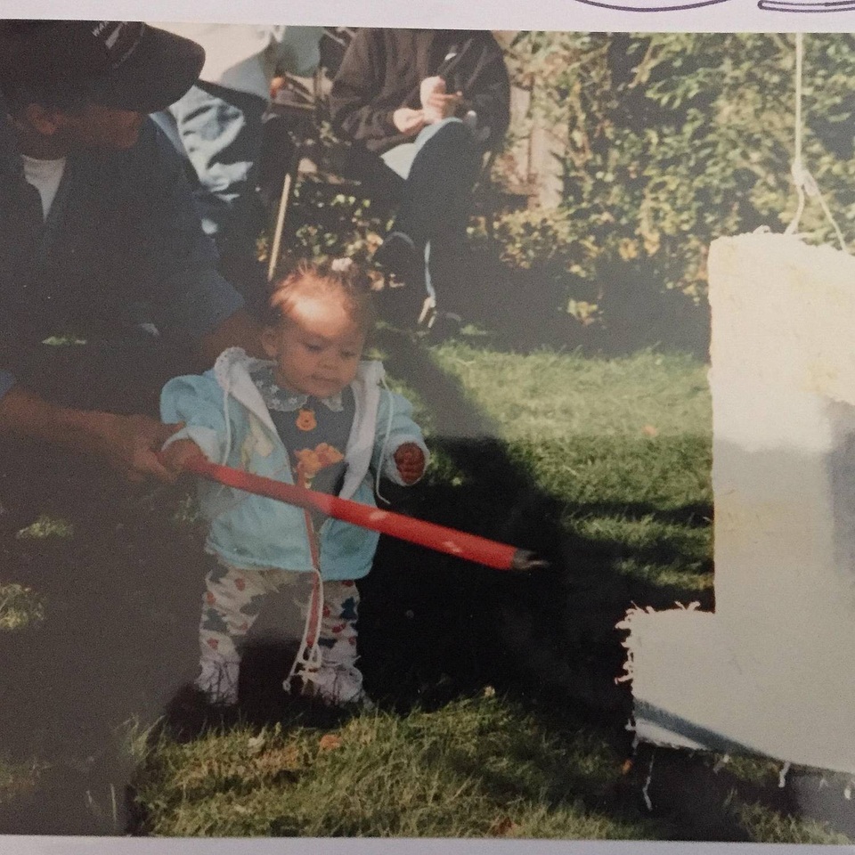 Cô gái chỉ cao 1m vẫn quyết tâm trở thành... người mẫu nổi tiếng - 2 Dru Presta mắc hội chứng lùn bẩm sinh. Cô là người duy nhất trong gia đình mắc căn bệnh này