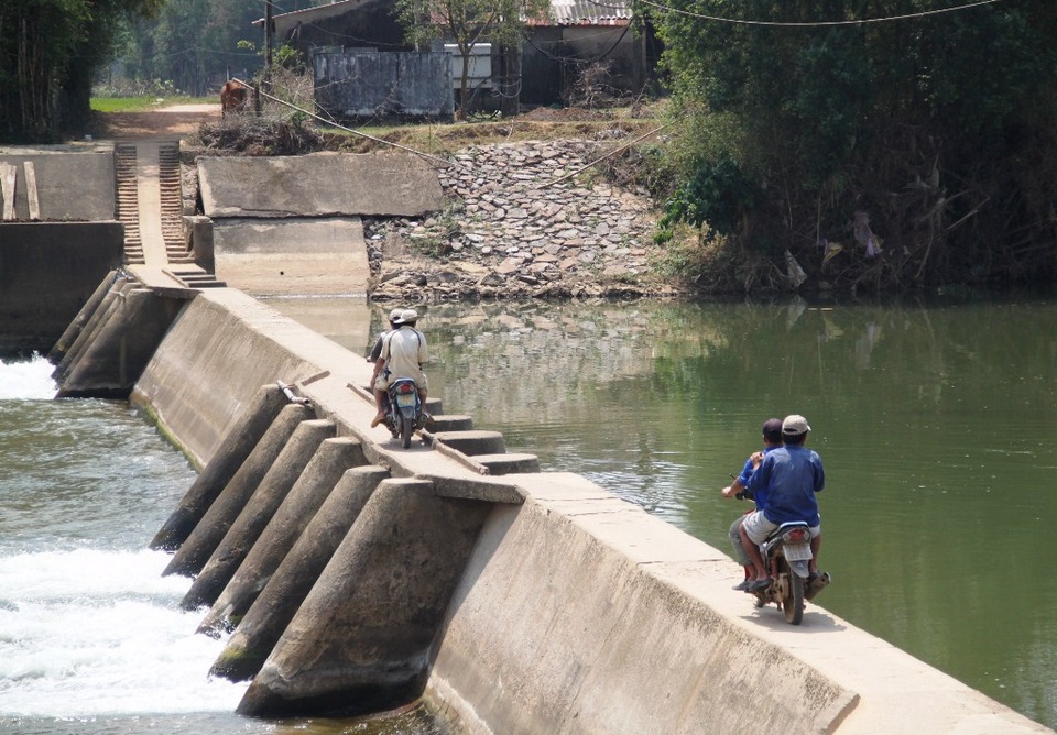 Thót tim cảnh dân liều mình băng qua đập tràn "tử thần" - 6 Đã có hàng chục người dân và học sinh bỏ mạng lại ở con đập tử thần