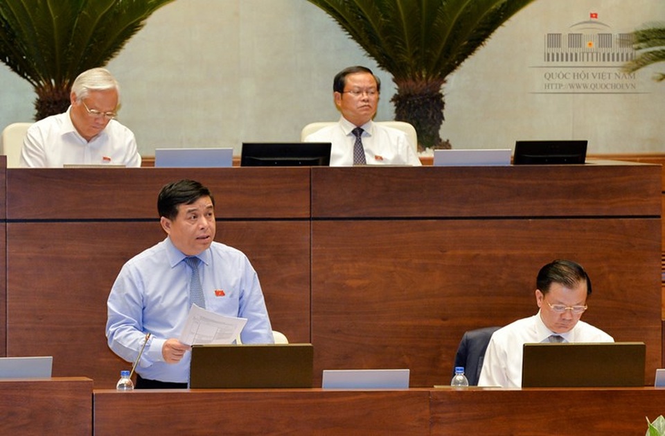 Bổ sung khai thác 1 triệu tấn dầu phục vụ tăng trưởng: “Xin Quốc hội yên tâm!” - 1 Bộ trưởng Nguyễn Chí Dũng nhấn mạnh quan điểm: “không tăng tưởng bằng mọi giá” và không đánh đổi môi trường hay bất ổn kinh tế vĩ mô để lấy tăng trưởng.