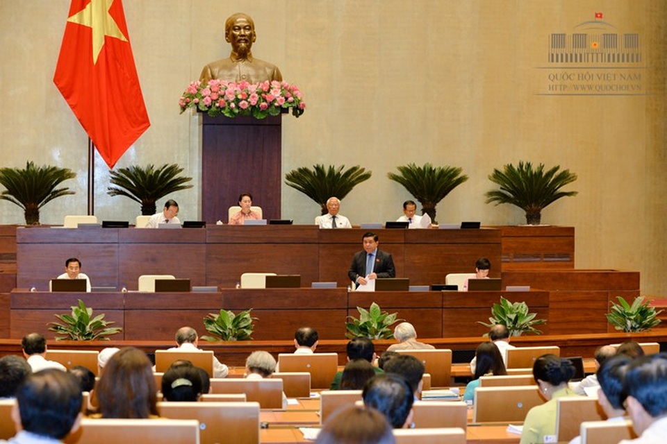 Đưa ra cả một “rừng luật”, Bộ trưởng vẫn bị đại biểu dùng luật “bắt bẻ” - 1 Hàng loạt vấn đề liên quan đến ngành KHĐT được ĐBQH đặt ra cho Bộ trưởng Nguyễn Chí Dũng sáng 15/6