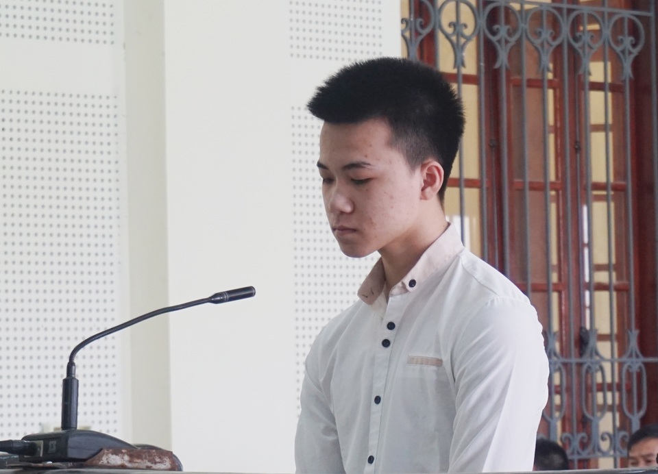 Nhầm là "ghẹo gái", nam thanh niên bị nhóm trai làng đoạt mạng - 2 Tại thời điểm phạm tội, Nguyễn Đình Cảnh mới được 16 tuổi, 2 tháng, 2 ngày nhưng hành vi đặc biệt nghiêm trọng và bị tòa tuyên phạt 10 năm tù