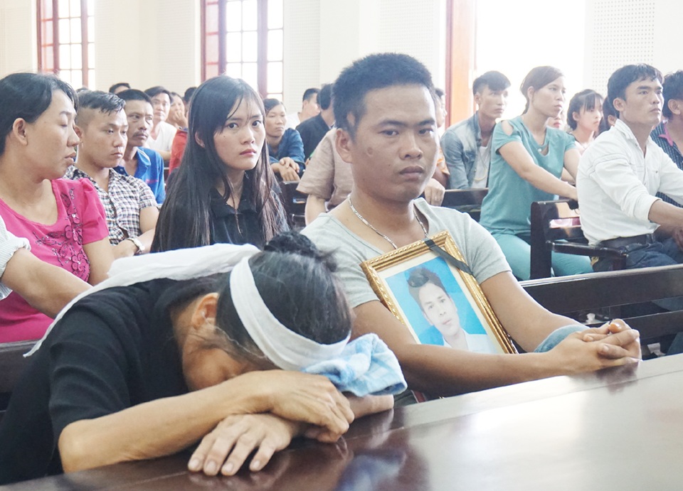 Nhầm là "ghẹo gái", nam thanh niên bị nhóm trai làng đoạt mạng - 3 Mẹ bị hại Trần Đình Hiếu đổ gục xuống bàn khi nghe các bị cáo thuật lại hành vi phạm tội của mình.