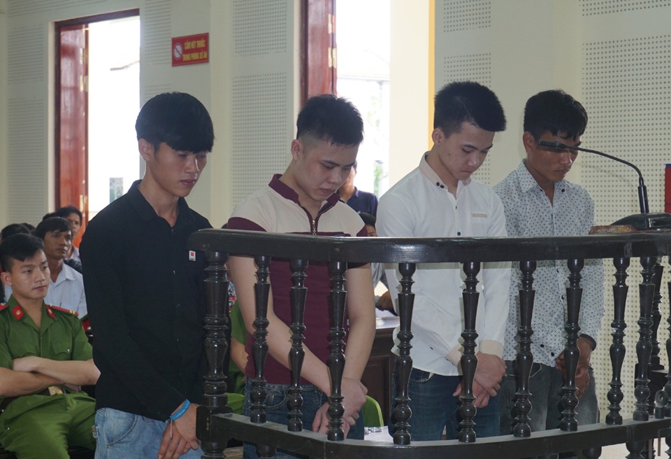Nhầm là "ghẹo gái", nam thanh niên bị nhóm trai làng đoạt mạng - 1 Các bị cáo tại phiên tòa