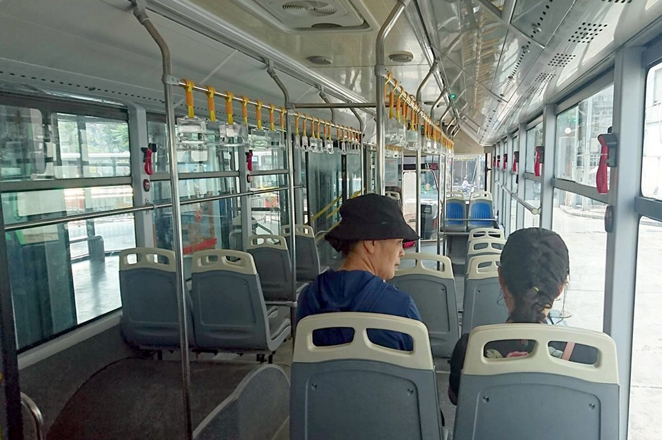 “Hiệu quả BRT đem lại chưa thể đo đếm bằng tiền” - 3 Nhiều xe buýt nhanh vắng khách khi ra khỏi bến (Ảnh: Nguyễn Dương)
