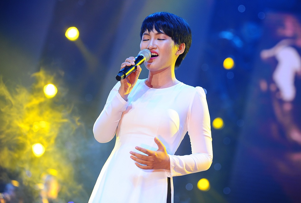 Nguyên Hà với chất giọng mộc mạc, nồng ấm và tình cảm cũng là một gương mặt mới khi trình diễn trong chương trình nhạc Trịnh với ca khúc Còn tuổi nào cho em.