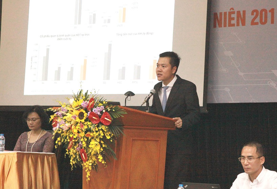 Cổ phiếu tăng hơn 70%, VNDirect “rục rịch” chuyển sàn - 1 Hoạt động gửi ngân hàng mang về khoản tiền chiếm hơn 17% tổng doanh thu của VNDirect năm 2016 (Trong ảnh: Ông Nguyễn Hoàng Giang, CEO VND)
