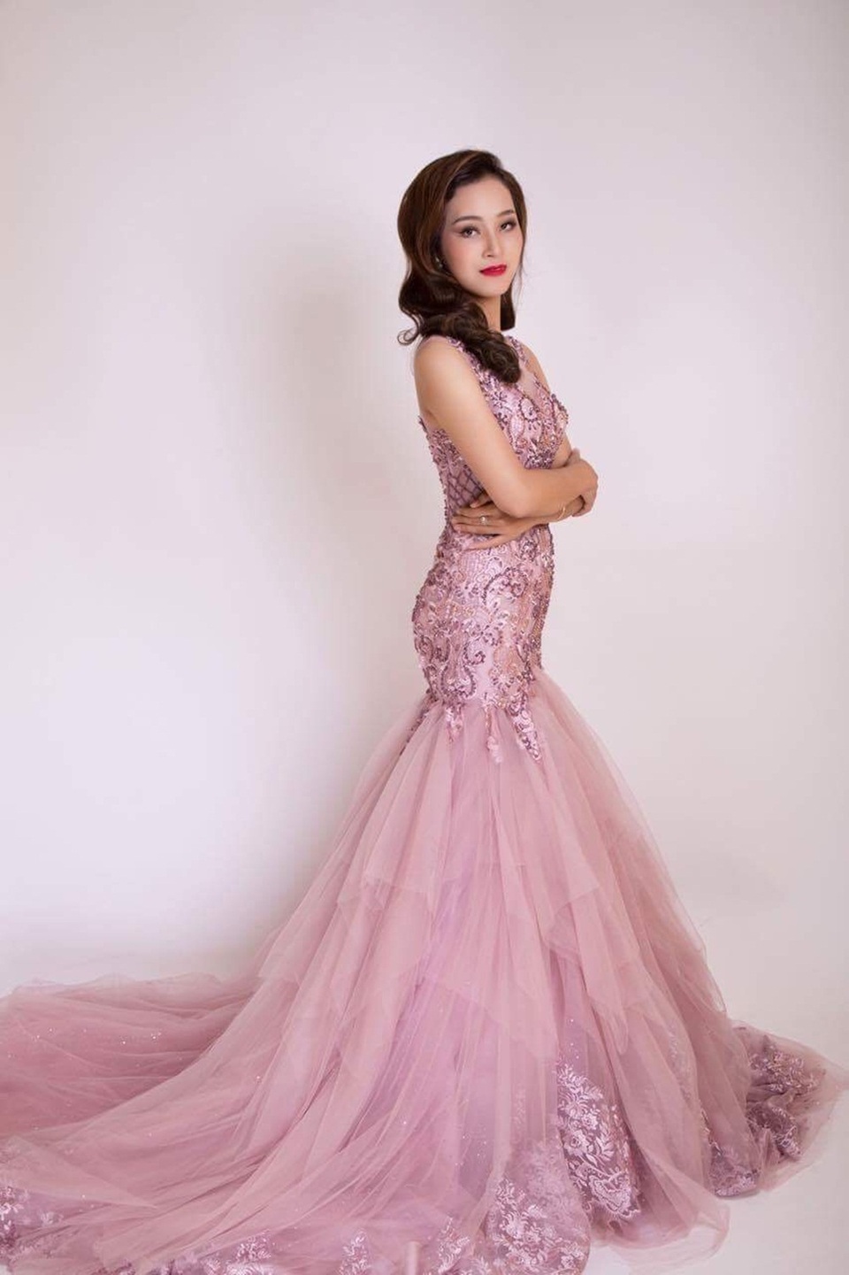 Nhan sắc hút hồn của nữ sinh Hàng không, Cảnh sát thi Miss Universe Vietnam - 26 Tham gia Hoa hậu Hoàn vũ Việt Nam 2017, Khánh Linh muốn phá bỏ mọi giới hạn của chính mình, đồng thời khám phá những tài năng còn ẩn giấu của bản thân. Câu nói mà cô tâm đắc nhất: Tuổi trẻ là khi sống với tất cả bầu nhiệt huyết, tìm kiếm những điều tốt đẹp và phát huy khả năng tiềm ẩn chưa ai tìm ra”.