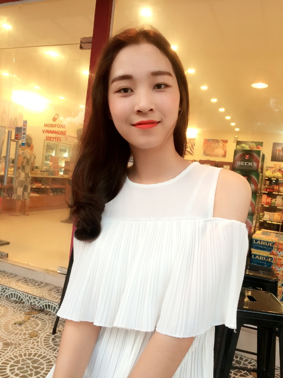 Nhan sắc hút hồn của nữ sinh Hàng không, Cảnh sát thi Miss Universe Vietnam - 25 Sinh ra tại Tây Nguyên, ba người miền Nam, mẹ là người miền Bắc, từ nhỏ Khánh Linh sống trong vòng tay yêu thương của ba mẹ, nhưng cô rất nhút nhát và thường không tự tin khi đến nơi đông người.