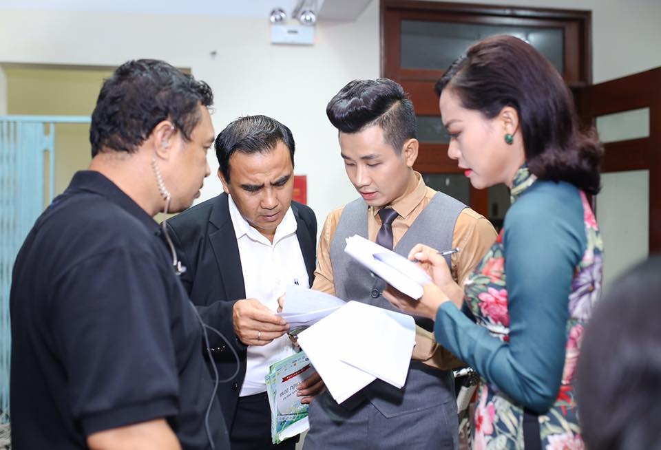Những sự cố đáng tiếc trong lễ trao giải Cánh diều 2016 - 2 MC Nguyên Khang và diễn viên Hồng Anh hối hả trao đổi kịch bản với BTC trước giờ bắt đầu sự kiện. Ảnh: N.K