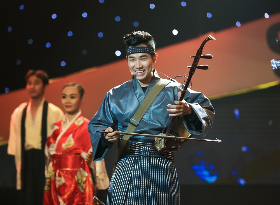 MC Nguyên Khang: “Thành công của người đàn ông không tính bằng nàng dâu cho mẹ” - 2 Trong quá trình tham gia chương trình truyền hình thực tế, MC Nguyên Khang luôn biến hóa với những hình ảnh khác lạ.