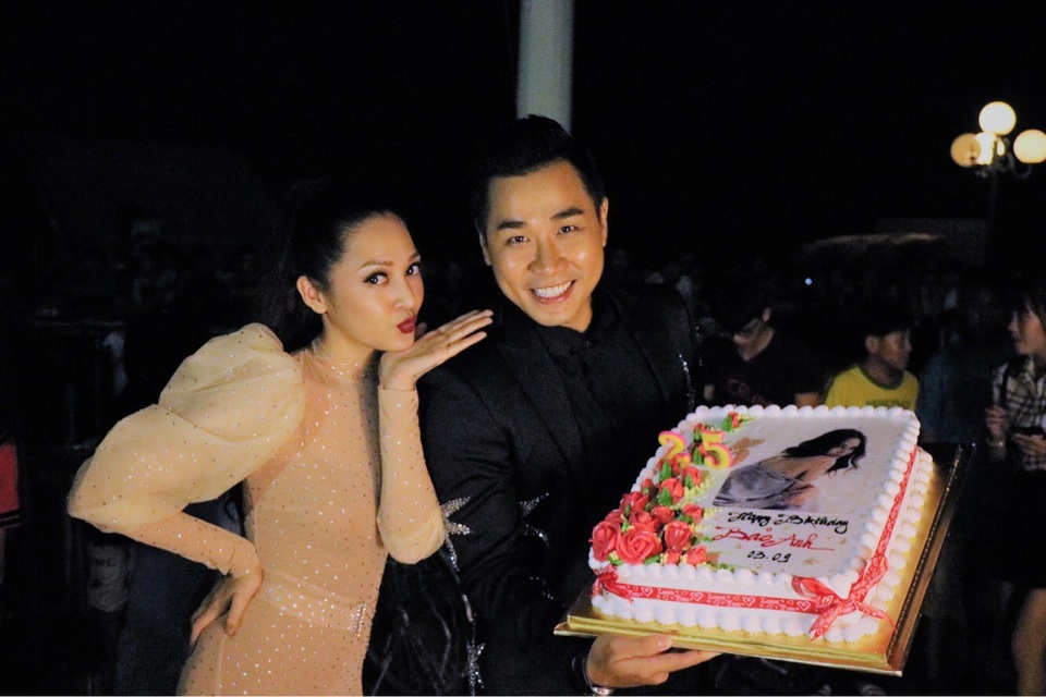 Nguyên Khang khiến Bảo Anh xúc động rơi nước mắt - 3 Cả hai nhắng nhít trong hậu trường.