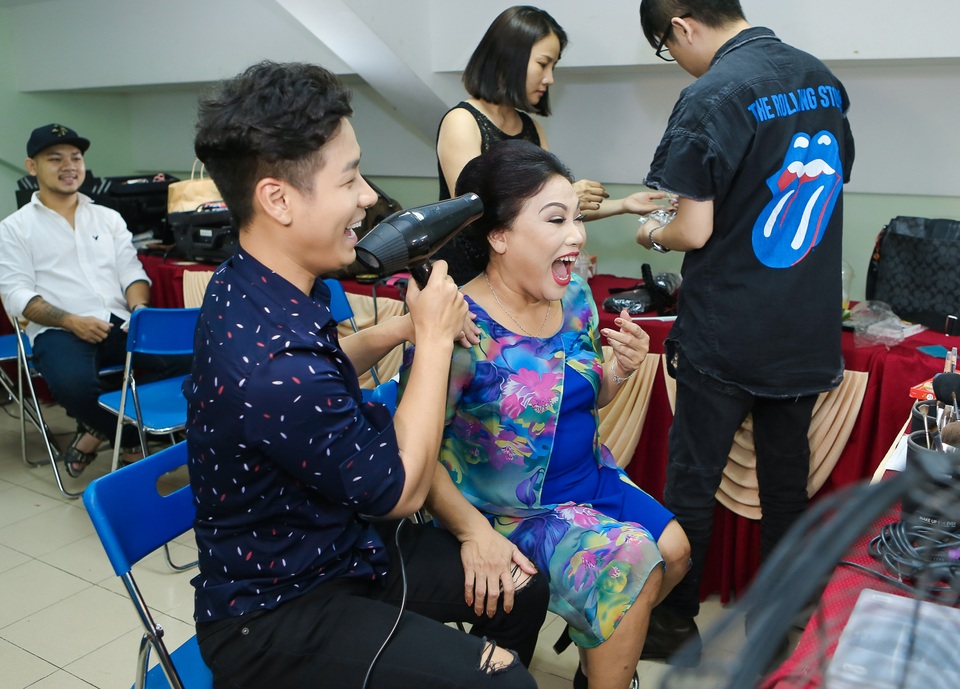 Siu Black giúp Nguyên Khang hoá thân thành "lão ông chơi đàn nguyệt" - 4 Nguyên Khang sấy tóc giúp Siu Black.