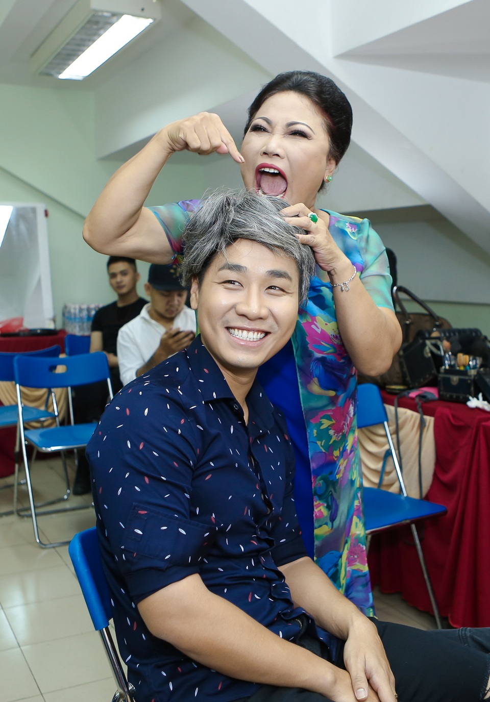 Siu Black giúp Nguyên Khang hoá thân thành "lão ông chơi đàn nguyệt" - 3 Siu Black giúp Nguyên Khang đội tóc giả trước khi hoá trang.