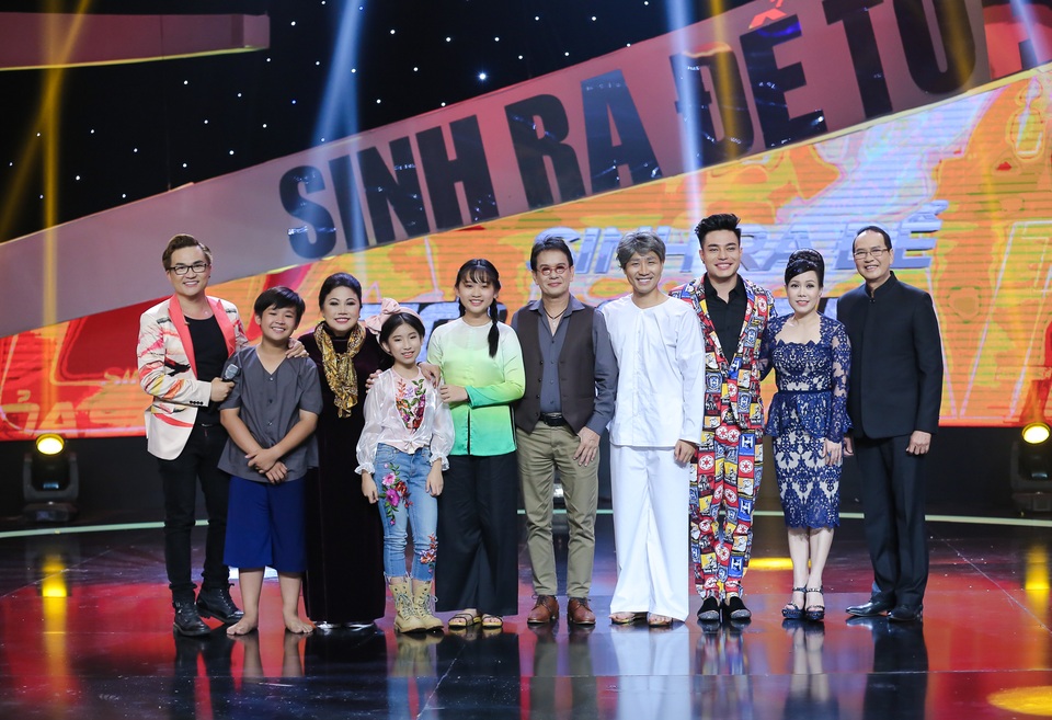 Siu Black giúp Nguyên Khang hoá thân thành "lão ông chơi đàn nguyệt" - 6 Các thí sinh chụp ảnh cùng Ban giám khảo sau buổi ghi hình.